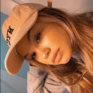 Meet your Posher, Elaina